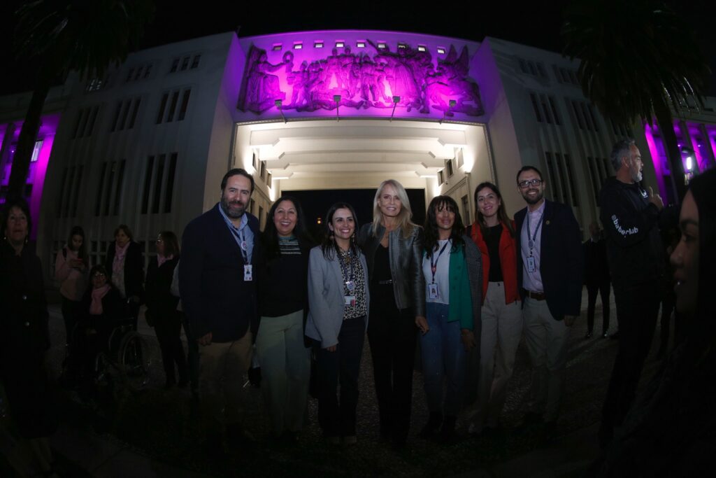 Iluminación de color rosado el Arco de la Facultad de Medicina de la Universidad de Concepción